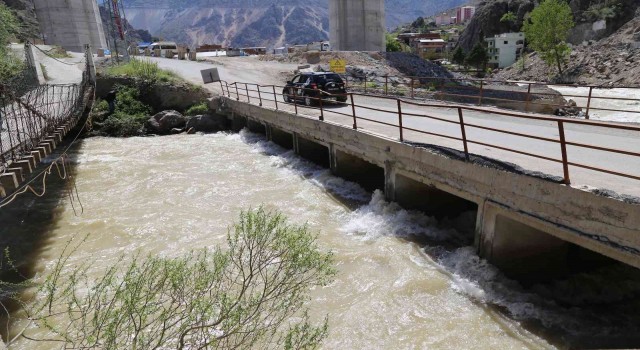 Artvinde kar suları eridi, Barhal çayının su seviyesi yükseldi