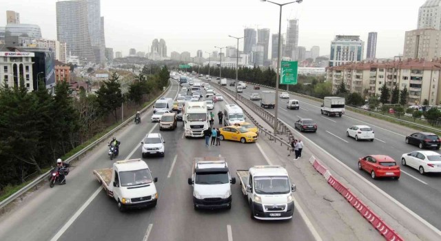 Ataşehir TEMde 5 araç birbirine girdi, kilometrelerce kuyruk oluştu