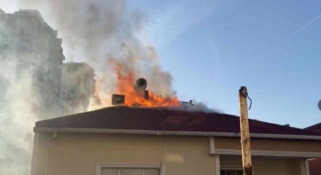 Ataşehirde apartmanın çatısı alev alev yandı, mahalleli sokağa döküldü