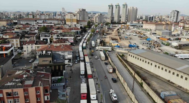 Ataşehirde gümrük müdürlüğü önünde kontak kapattıran tır kuyruğu