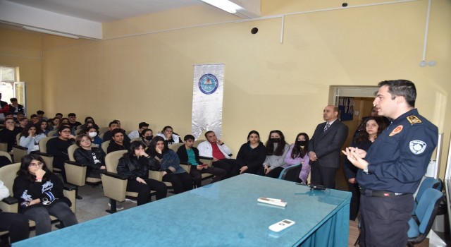 Ateşin kahramanları salihlide öğrencilerle buluştu