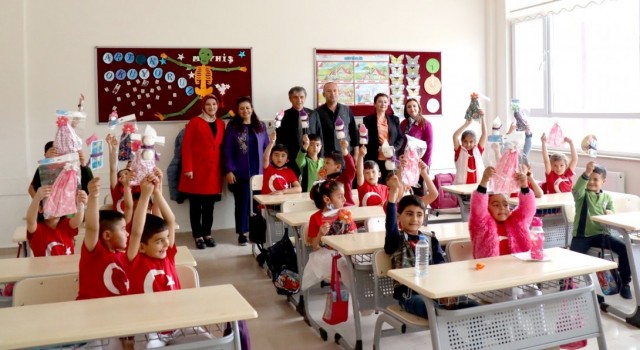 Atık malzemeler 23 Nisan hediyesine dönüştü