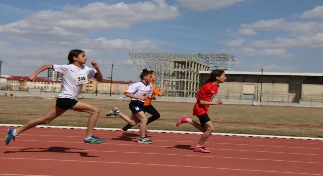 Atletizm seçmelerinde ter döktüler