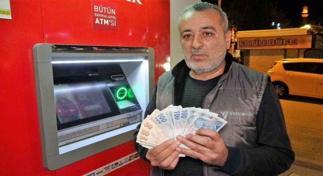ATMnin haznesinde para buldu, İnsanlık ölmemiş dedirtti