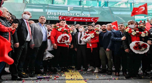 Avrupa Şampiyonları Kayaalp ve Fırata Türk bayraklı karşılama