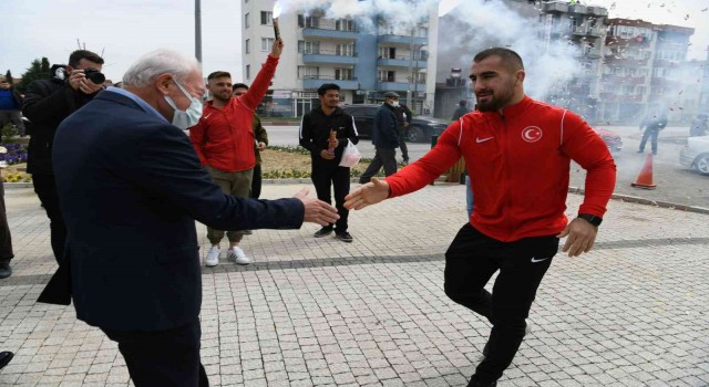 Avrupa Şampiyonu Aktürk, Lapsekide coşkuyla karşılandı