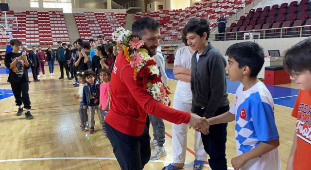Avrupadan madalya ile dönen Muhammet Akdeniz spora başladığı salonda gururla karşılandı