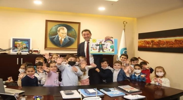 Avukatlar Gününde avukat belediye başkanına anlamlı sürpriz