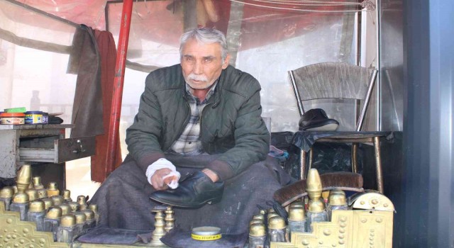Ayakkabı boyacılarının işlerini trend ayakkabılar durdurdu