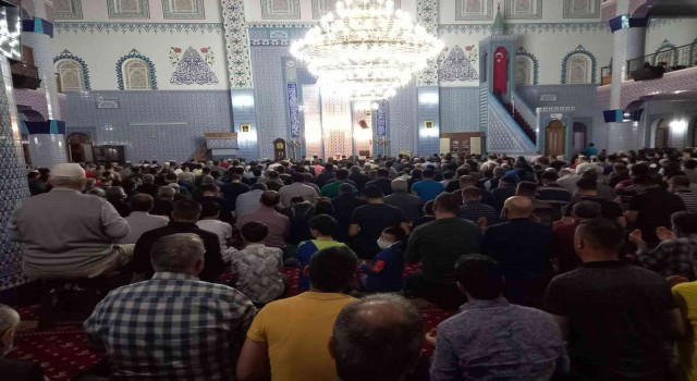 Aydında Kadir Gecesi heyecanı, camiler doldu taştı