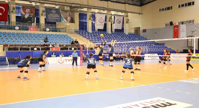 Aydında Midi Kızlar Voleybol Grup Müsabakaları başladı