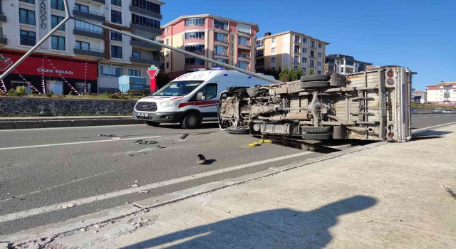Aydınlatma direğine çarpan kamyonet sürücüsü yaralandı