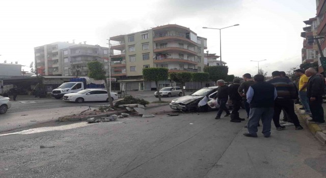 Aydınlatma direğine çarpan otomobilin sürücüsü yaralandı