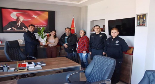 Ayvalıklı gazetecilerden Emniyet Müdürlüğüne çiçekli jest