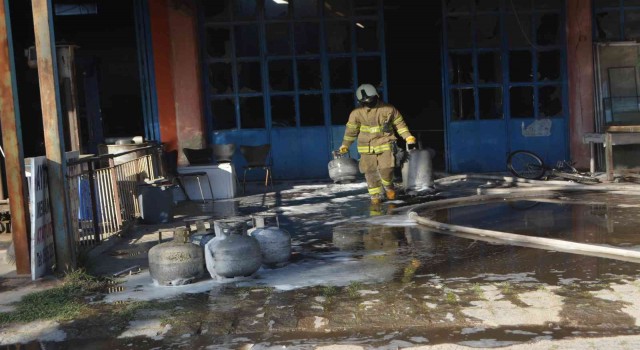Ayvalıkta hurda tüpler patladı, ortalık savaşa alanına döndü