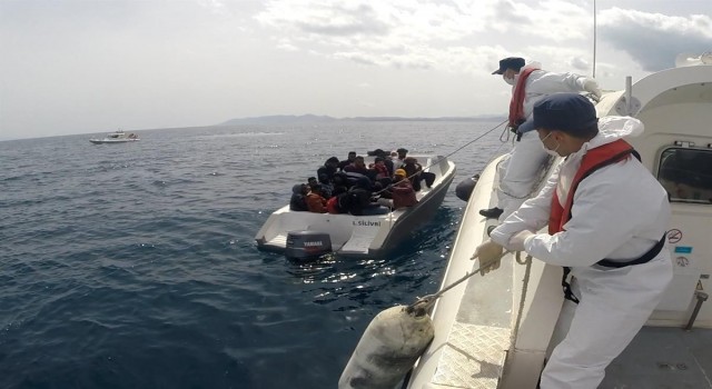Ayvalıkta Sahil Güvenlik 30 göçmeni kurtardı