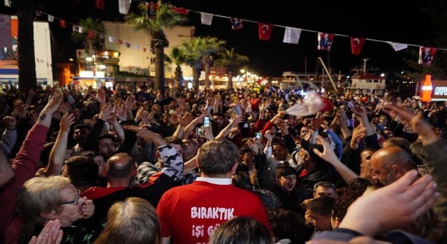 Ayvalıkta şampiyonluk sevinci meydanlara sığmadı