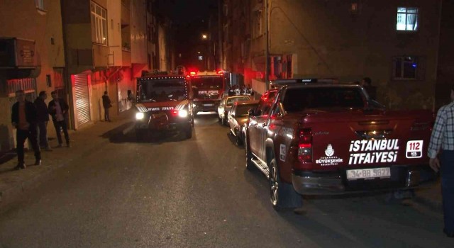 Bağcılarda bir binanın çatısı alev alev yandı