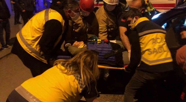 Bağdat Caddesinde feci kaza: İki otomobilin çarpıştığı kazada 3 kişi yaralandı