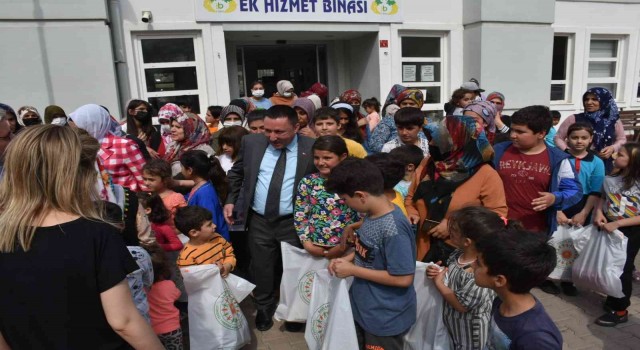 Bağlar Belediye Başkanı Beyoğlundan çocuklara yardım