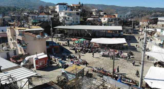Bağlı bulunduğu ilçeden büyük olan Tekeler Mahallesi dikkatleri üzerine çekiyor