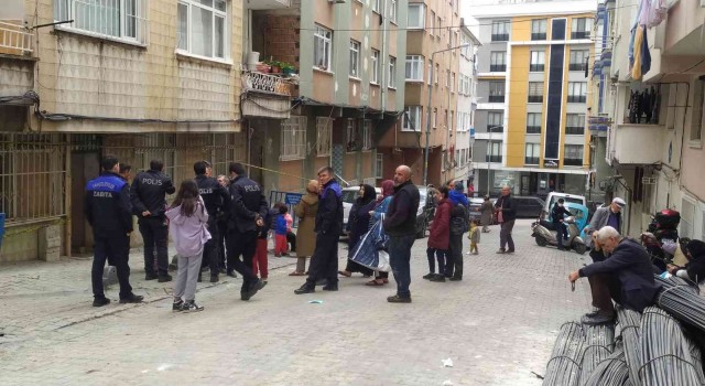 Bahçelievlerde çatlakların oluştuğu 45 yıllık bina tahliye edildi