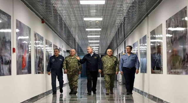 Bakan Akar beraberindeki TSK komuta kademesi ile Kara Kuvvetleri Harekat Merkezinde Pençe Kilit Operasonunu takip etti