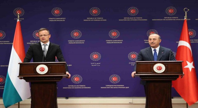 Bakan Çavuşoğlundan İsveçte Kuran-ı Kerimin yakılmasına tepki