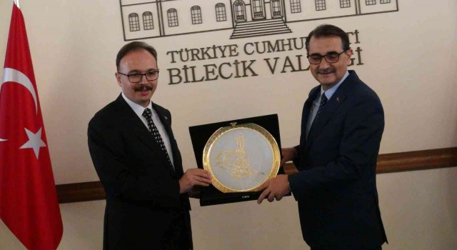 Bakan Dönmezden tarihi Bilecik Valilik binasına ziyaret