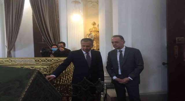 Bakan Ersoy, restorasyonu devam eden Sultan 2. Mahmut Türbesinde incelemelerde bulundu