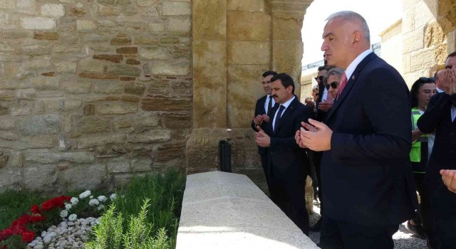 Bakan Ersoy restorasyonu süren Seddülbahir Kalesinde incelemelerde bulundu