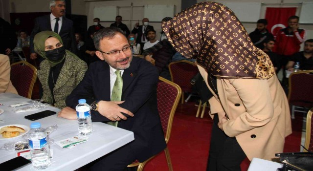 Bakan Kasapoğlu, Elazığda gençlerle bir araya geldi