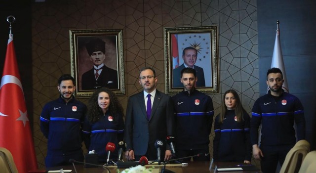 Bakan Kasapoğlu, olimpiyat sporcularıyla bir araya geldi