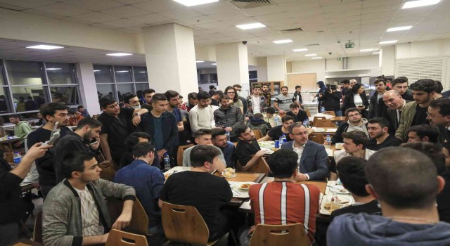 Bakan Kasapoğlu ve Türev Şeften öğrencilere “Anne Yemeği” sürprizi