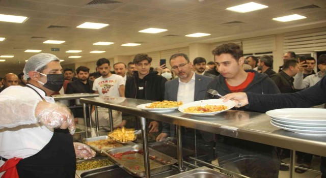 Bakan Kasapoğlu yurtta yemek sırasına girip öğrencilerle sahur yaptı