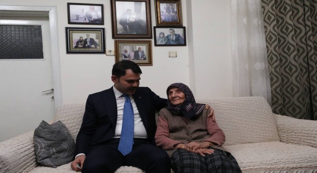 Bakan Kurum, 15 Temmuzda 3 evladını şehit veren Muzaffer Nineyi ziyaret etti