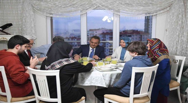 Bakan Özer ve eşi, öğretmen çiftin iftar sofrasına konuk oldu