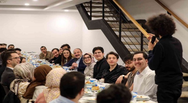 Bakan Varanktan Çamlıcada gençlerle sürpriz buluşma