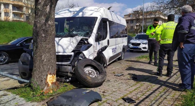 Bakırköyde servis aracı ağaca çarptı: 1 yaralı