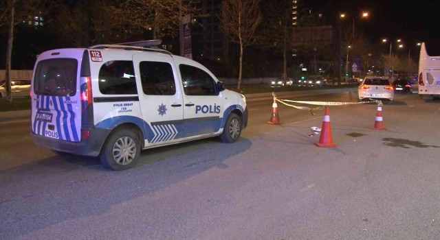 Bakırköyde genç bir kadın seyir halindeki otomobilden atladı