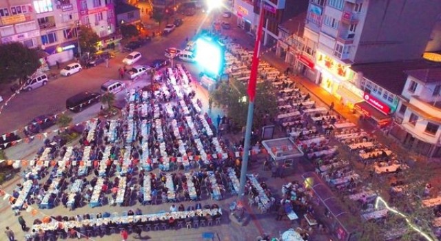 Balıkesirde 4 bin kişilik sokak iftarı drone ile görüntülendi