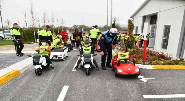 Balıkesirde çocuklara uygulamalı trafik eğitimi