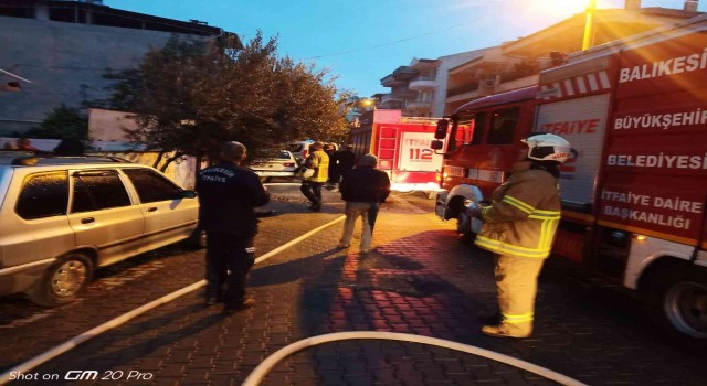 Balıkesirde ev yangını itfaiye tarafından söndürüldü