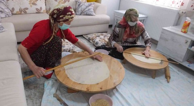 Balıkesirde kadınlar bayram baklavası için imece yaptı