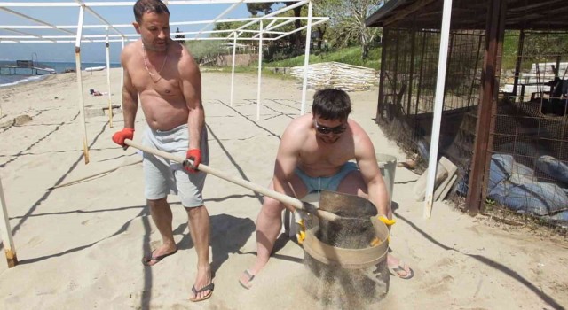 Balıkesirde örnek işletmeci, plaj kumlarını eliyor