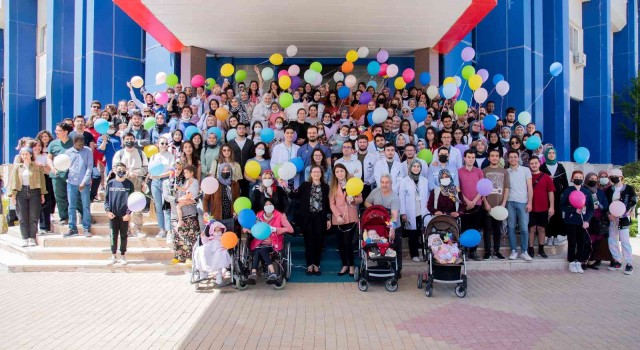 Balonlar, primer immün yetmezliğine dikkat çekmek için gökyüzünde