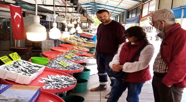 Bandırma balık halinde balık miktarı arttı, fiyatları düştü