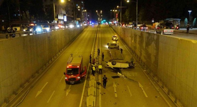 Osmaniye'de Bariyerleri aşan otomobil alt geçide düştü: 3 yaralı