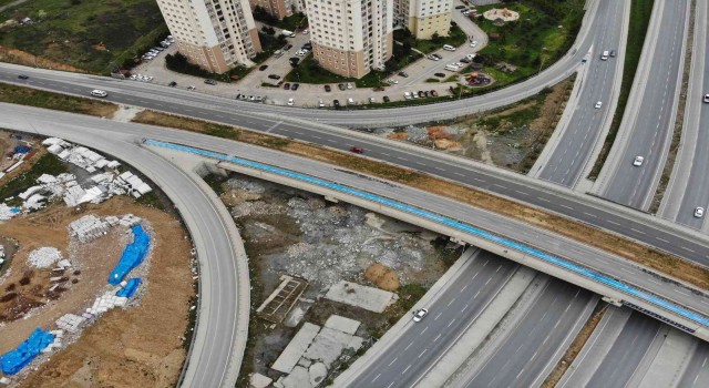 Başakşehirde otoyola kaçak döküm yapan hafriyat kamyonları kamerada