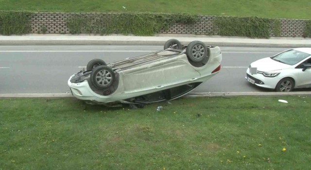 Başakşehirde virajı alamayan otomobil takla attı: 2 kişi yaralandı